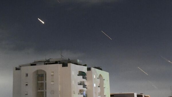 A Cúpula de Ferro, sistema de defesa aérea israelense, é acionada para interceptar mísseis disparados do Irã, no centro de Israel, em 14 de abril de 2024 (foto de arquivo) - Sputnik Brasil