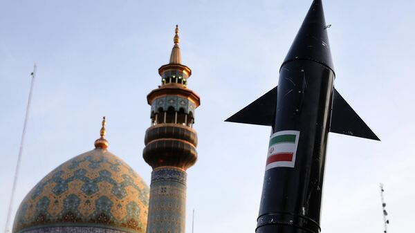 Modelo de míssil é carregado por manifestantes iranianos durante ato público anti-israelense na praça Felestin (Palestina). Teerã, Irã, 15 de abril de 2024 - Sputnik Brasil