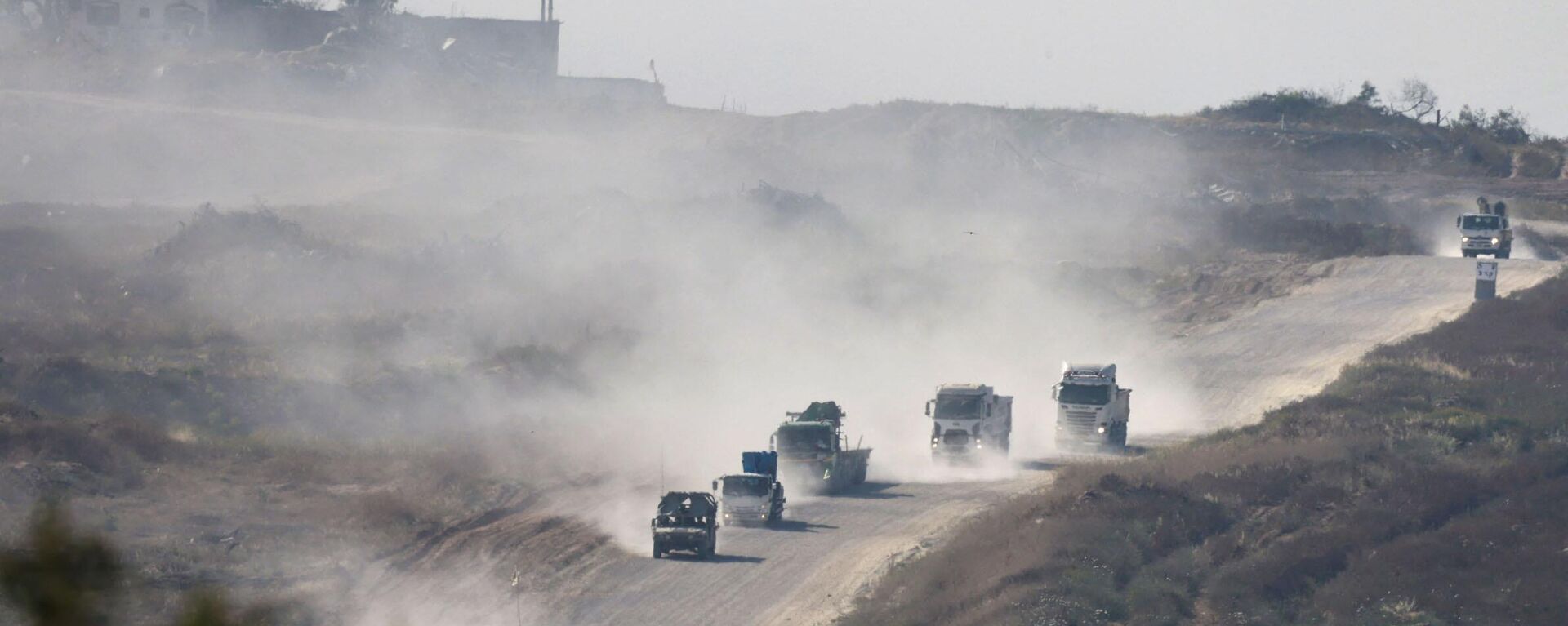 Veículos do Exército israelense se dirigem ao longo da fronteira com o território palestino em meio ao conflito entre Israel e o grupo militante Hamas, em 16 de abril de 2024 - Sputnik Brasil, 1920, 06.05.2024