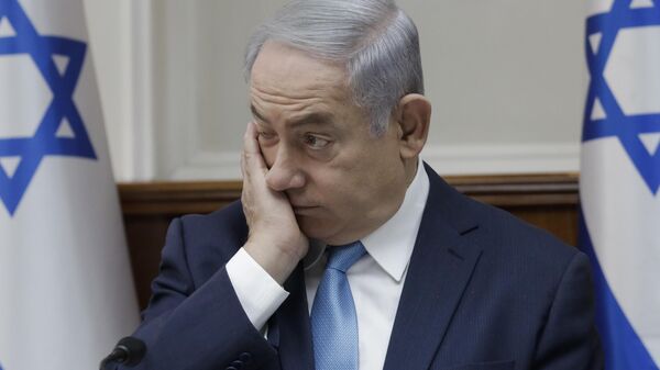 O primeiro-ministro israelense, Benjamin Netanyahu, participa de uma reunião de gabinete em Jerusalém, em 3 de janeiro de 2018 - Sputnik Brasil