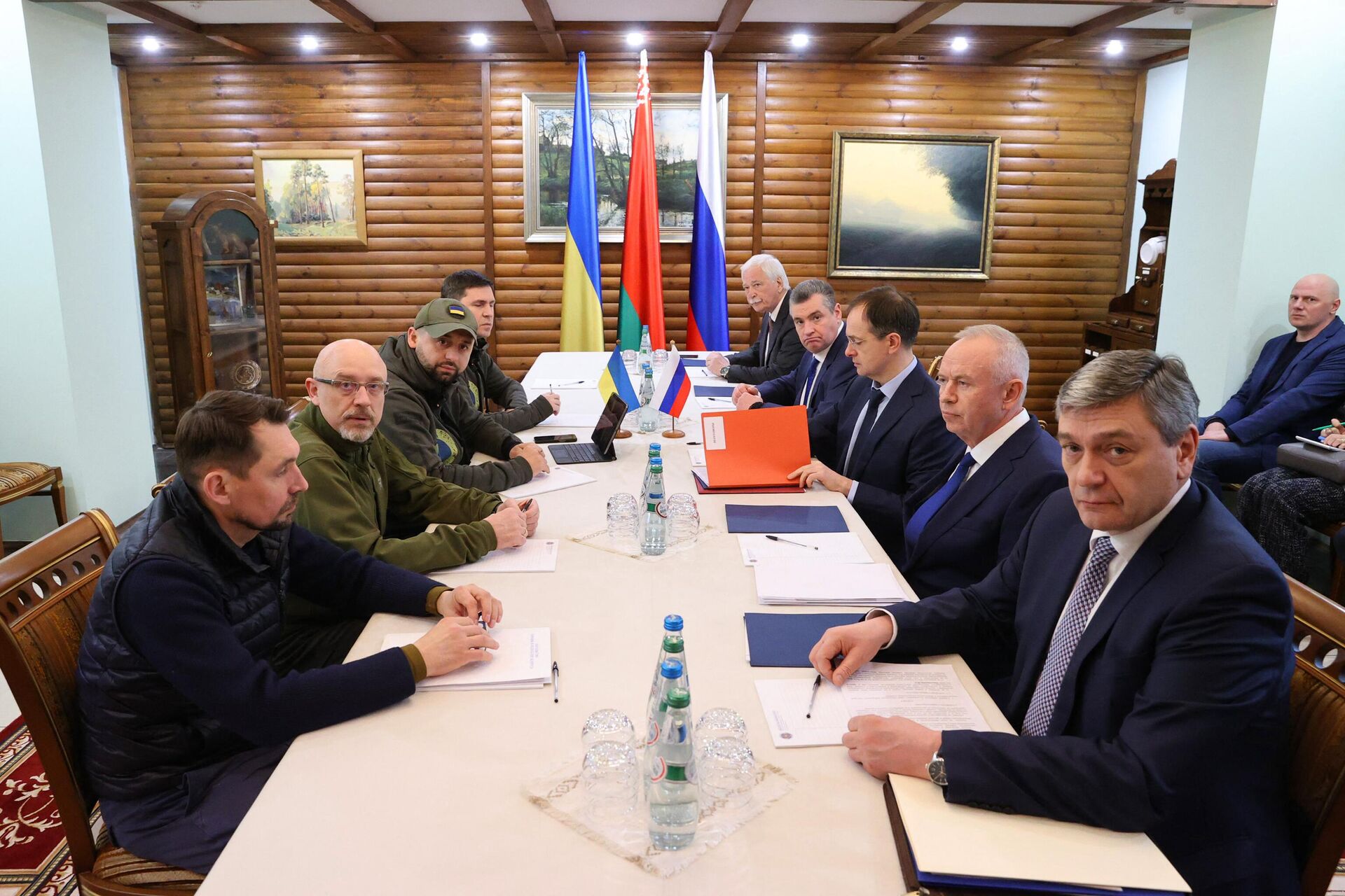 Delegações da Rússia e da Ucrânia durante negociações na região belarussa de Brest, 7 de março de 2022 - Sputnik Brasil, 1920, 27.04.2024