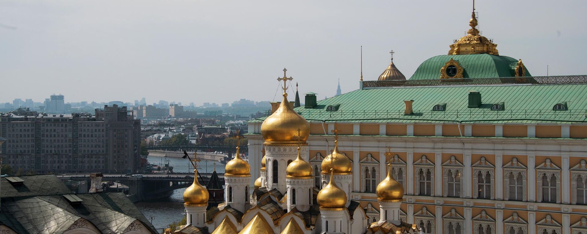 O Grande Palácio do Kremlin, à direita, e a Catedral da Anunciação do Kremlin de Moscou - Sputnik Brasil, 1920, 30.05.2024