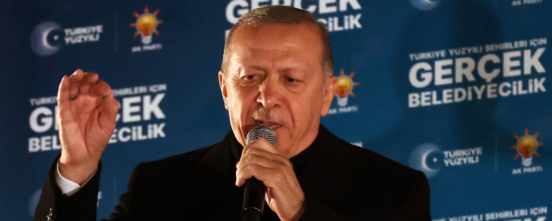 Recep Tayyip Erdogan, presidente turco e líder do Partido da Justiça e do Desenvolvimento (AKP, na sigla em turco), dá discurso após eleições municipais locais turcas, na sede do AKP em Ancara, Turquia, 1º de abril de 2024 - Sputnik Brasil, 1920, 19.04.2024