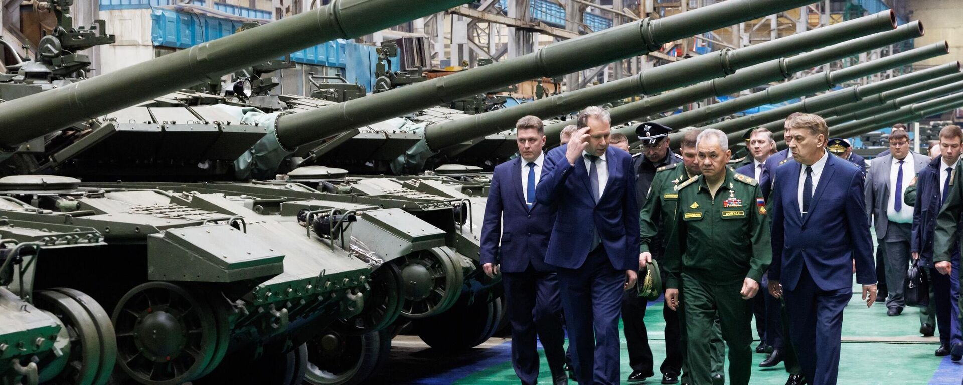 O ministro da Defesa da Rússia, Sergei Shoigu, inspeciona a implementação da ordem da Defesa para a produção de tanques e sistemas lança-chamas pesados por empresas da indústria de defesa na região de Omsk, Rússia, 18 de abril de 2024 - Sputnik Brasil, 1920, 19.04.2024