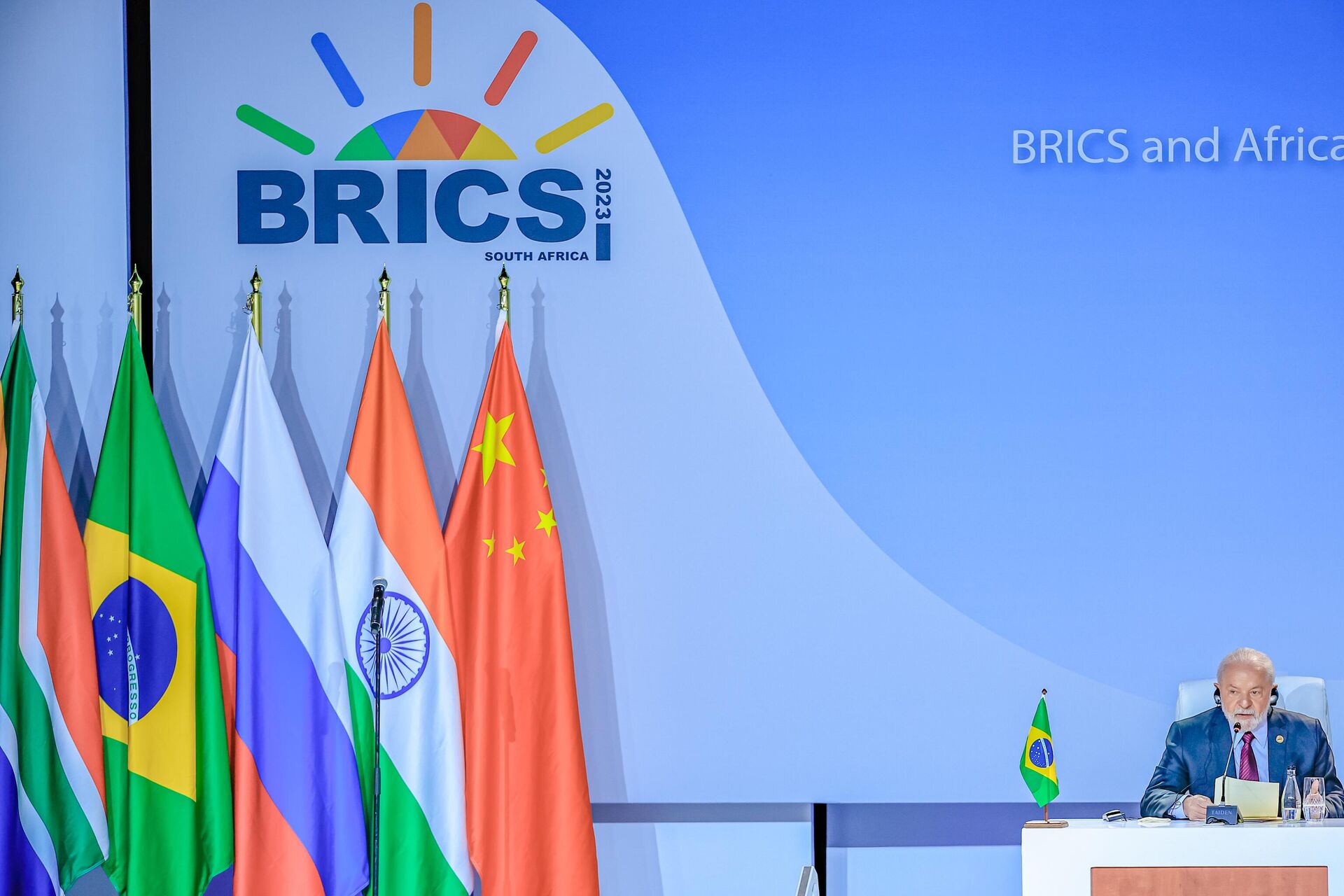 O presidente do Brasil, Luiz Inácio Lula da Silva, durante a sessão I do Diálogo de Amigos do BRICS, em Joanesburgo, África do Sul, 24 de agosto de 2023 - Sputnik Brasil, 1920, 27.06.2024