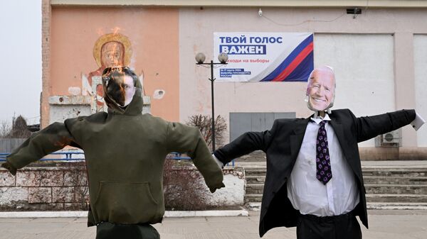 Bonecos com o rosto de Vladimir Zelensky e Joe Biden, em 17 de março de 2024 - Sputnik Brasil