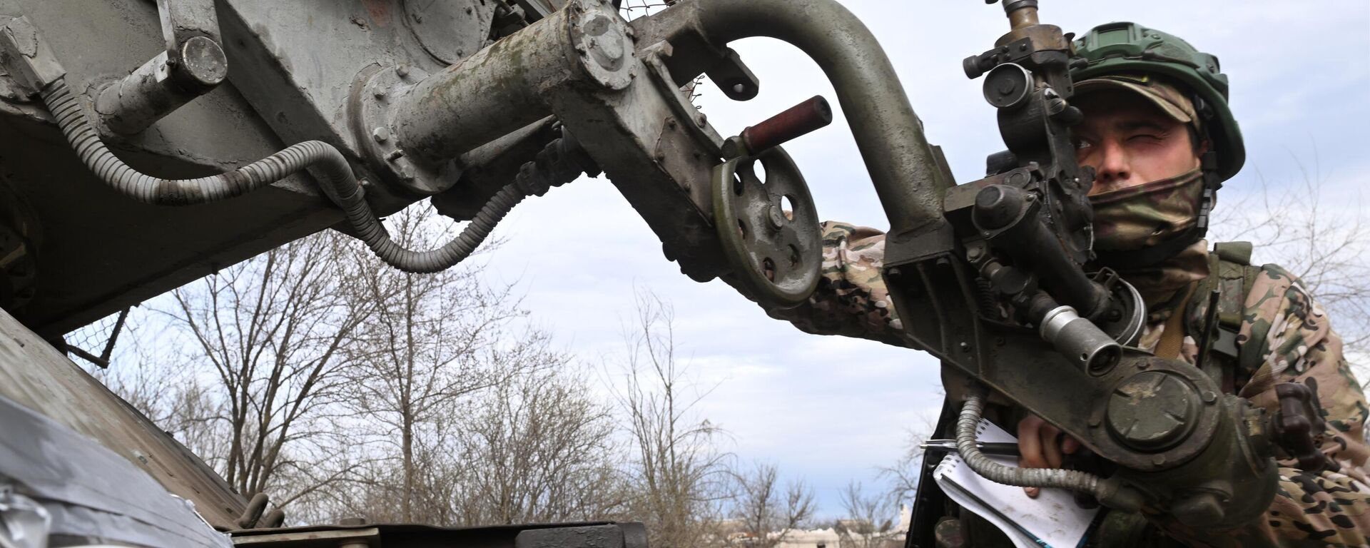 Um militar russo do grupo de forças do Sul se prepara para disparar um lançador de foguetes múltiplos BM-21 Grad em direção a posições ucranianas em meio à operação militar russa na Ucrânia, Rússia - Sputnik Brasil, 1920, 01.04.2025