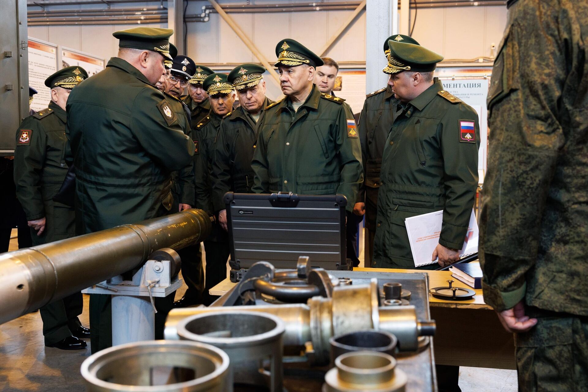 Nesta foto, divulgada pelo Ministério da Defesa russo, o ministro da Defesa da Rússia, Sergei Shoigu, inspeciona a implementação da encomenda estatal de defesa para a produção de tanques e sistemas de lança-chamas pesados por empresas da indústria de defesa na região de Omsk, Rússia, 18 de abril de 2024 - Sputnik Brasil, 1920, 20.04.2024