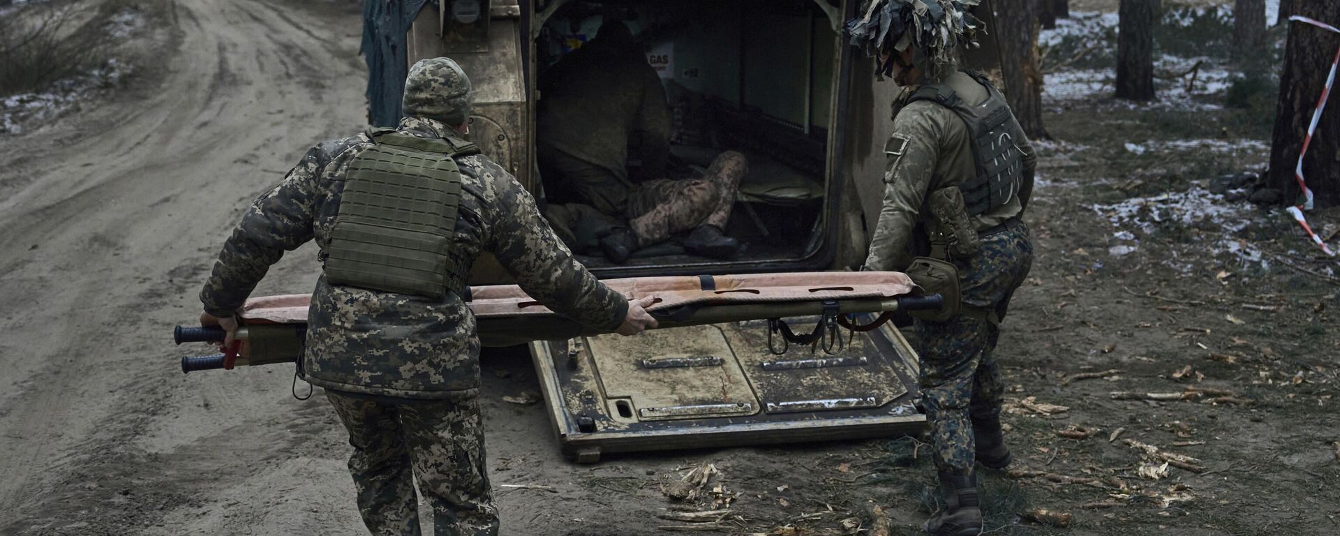 Médicos militares ucranianos tentam prestar primeiros socorros a um soldado gravemente ferido em uma batalha na região de Lugansk, Rússia, 13 de janeiro de 2023 - Sputnik Brasil, 1920, 21.06.2024