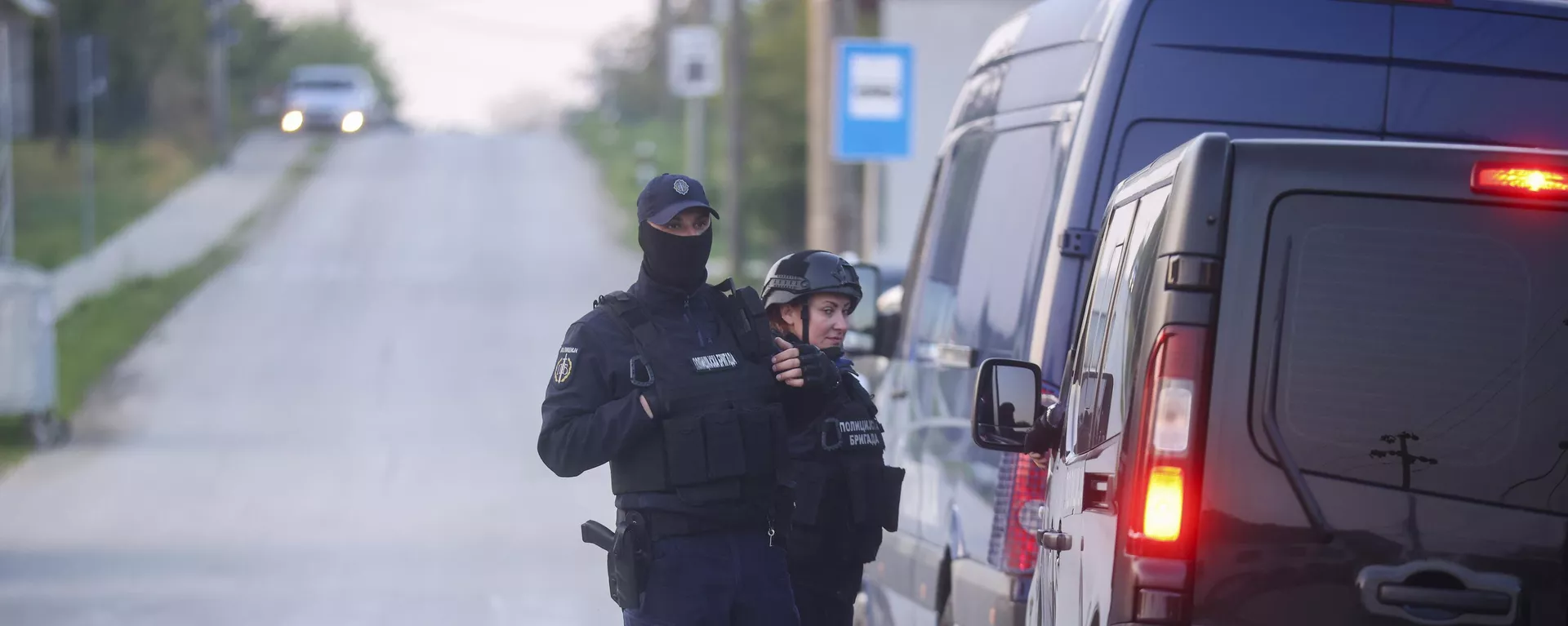 Policiais montam guarda em uma estrada no vilarejo de Dubona, cerca de 50 quilômetros ao sul de Belgrado, Sérvia, 5 de maio de 2023 - Sputnik Brasil, 1920, 21.04.2024