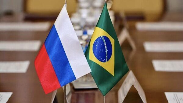 Bandeiras da Rússia e Brasil, lado a lado. - Sputnik Brasil