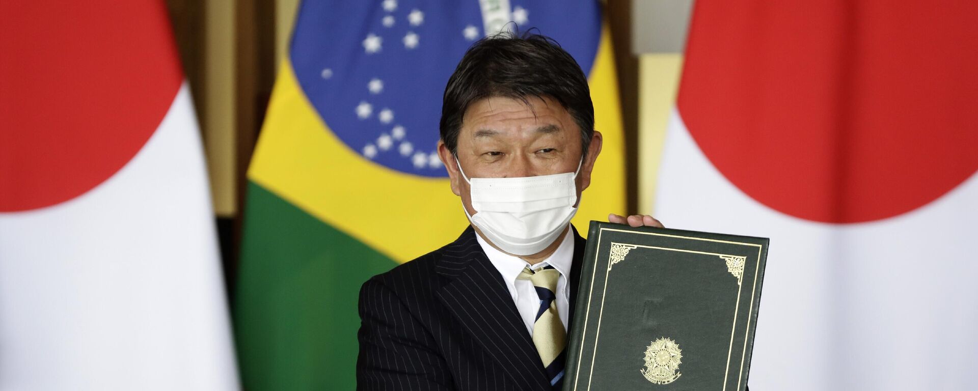 O então ministro das Relações Exteriores do Japão, Motegi Toshimitsu, mostra acordos assinados com o então ministro das Relações Exteriores do Brasil, Ernesto Araújo, no Palácio Itamaraty. Brasília, Brasil, 8 de janeiro de 2021 - Sputnik Brasil, 1920, 23.04.2024