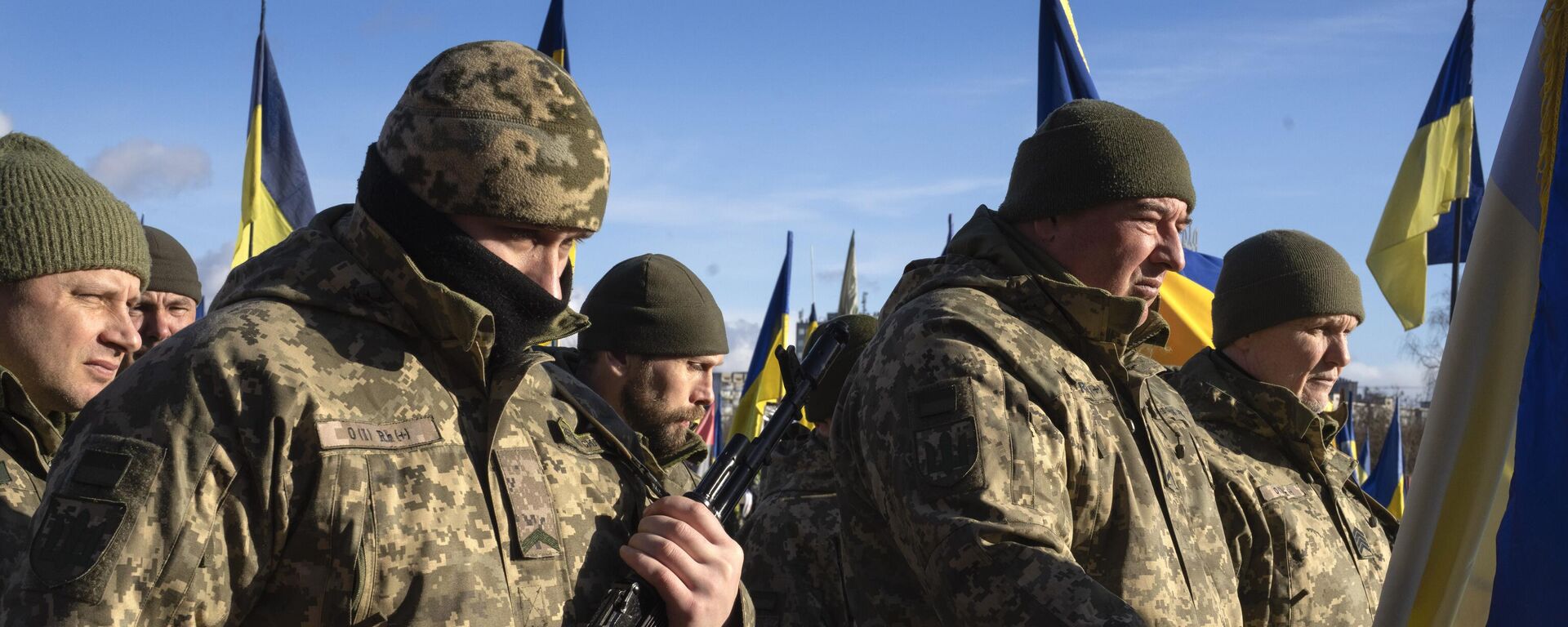Soldados ucranianos prestam suas últimas homenagens ao seu camarada em um cemitério em Kiev, Ucrânia, 21 de fevereiro de 2022 - Sputnik Brasil, 1920, 05.06.2024