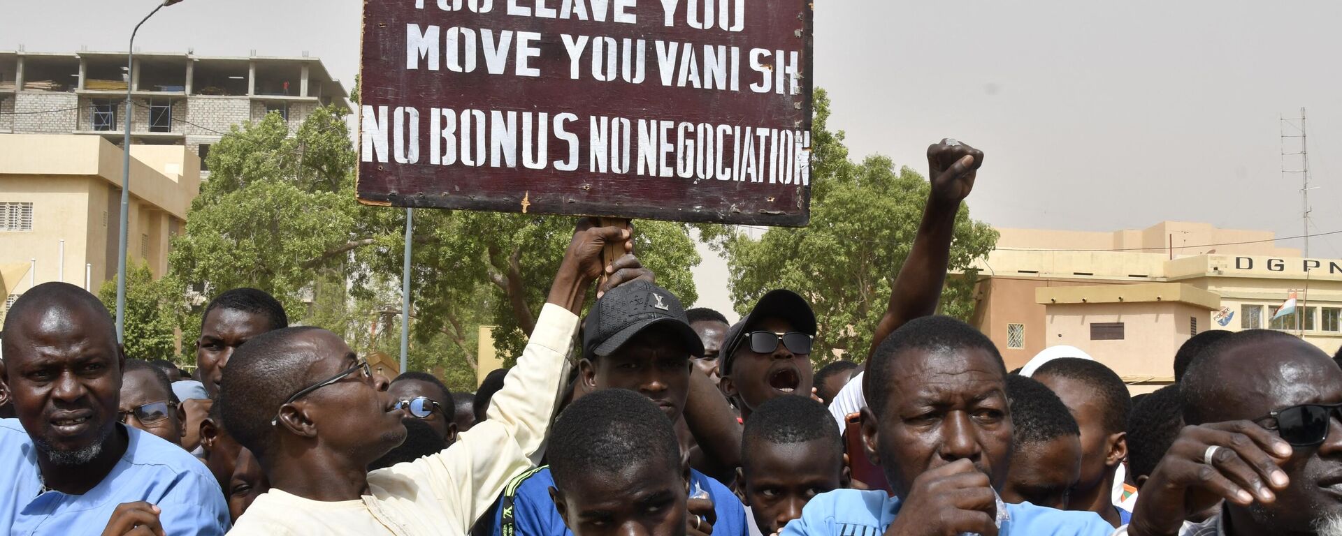 Manifestantes com cartaz exigindo que os soldados do Exército dos EUA deixem o Níger sem negociação durante manifestação em Niamey, Níger, 13 de abril de 2024 - Sputnik Brasil, 1920, 24.04.2024