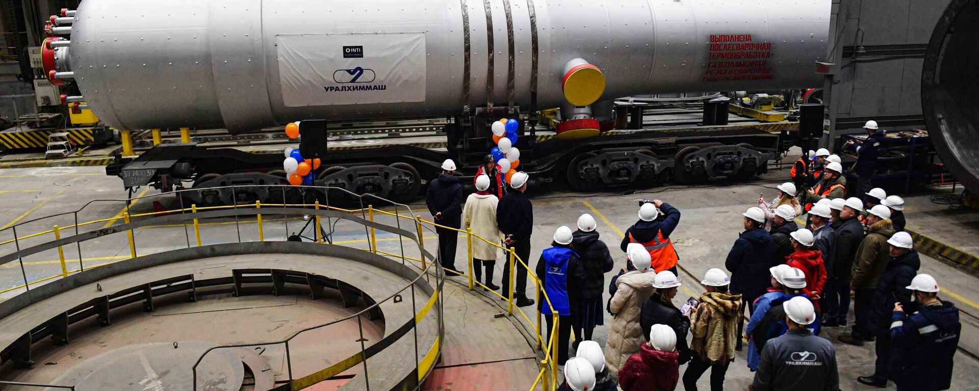 Um reator de processamento de gás e petróleo produzido para a refinaria de Omsk da Gazprom Neft é visto durante uma cerimônia de embarque na fábrica Uralkhimmash em Yekaterinburg, Rússia, 6 de dezembro de 2023 - Sputnik Brasil, 1920, 23.04.2024