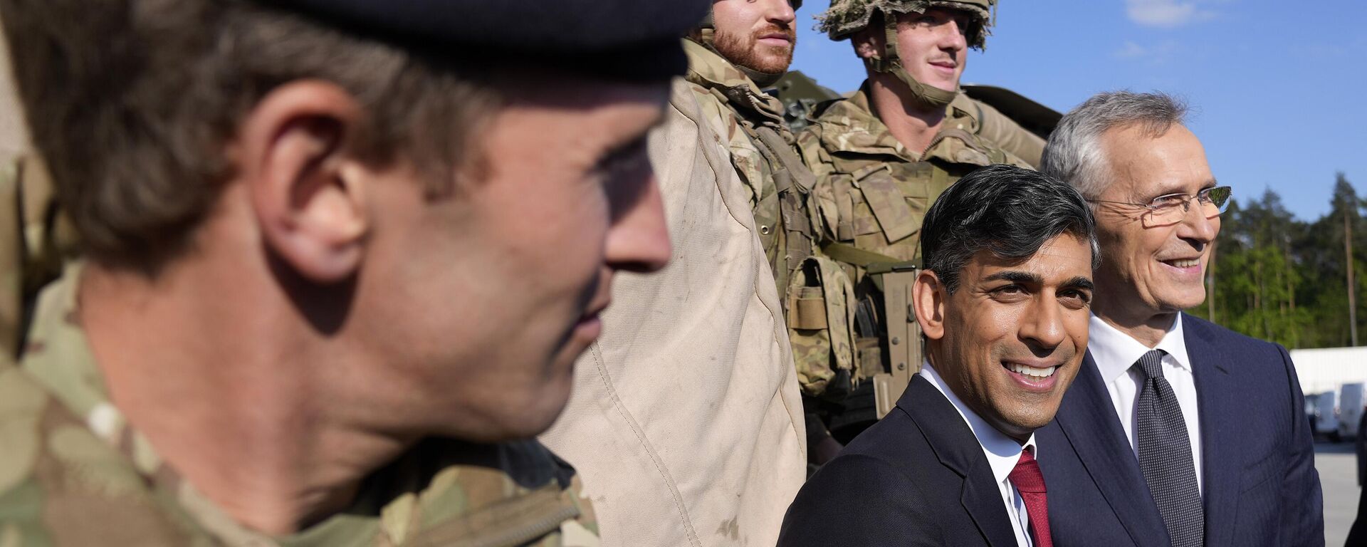 O secretário-geral da OTAN, Jens Stoltenberg, à direita, e o primeiro-ministro da Grã-Bretanha, Rishi Sunak, em foto com soldados britânicos na Brigada Blindada de Varsóvia em Varsóvia, Polônia, 23 de abril de 2024 - Sputnik Brasil, 1920, 23.04.2024