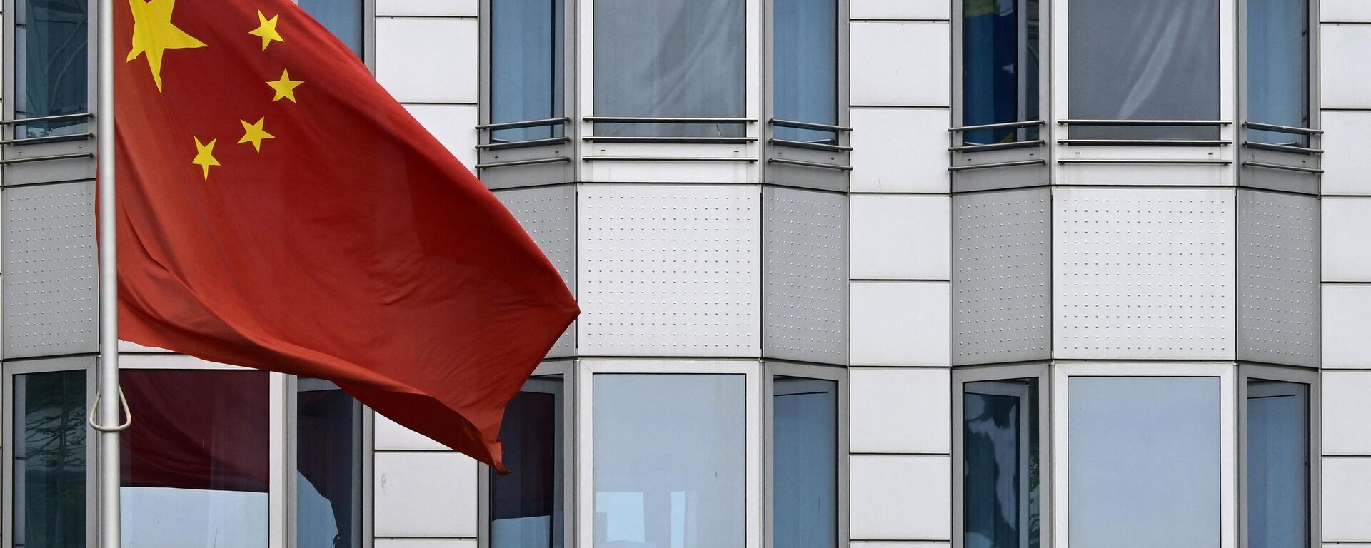Bandeira chinesa em frente ao prédio da Embaixada da China em Berlim, em 22 de abril de 2024 - Sputnik Brasil, 1920, 08.05.2024