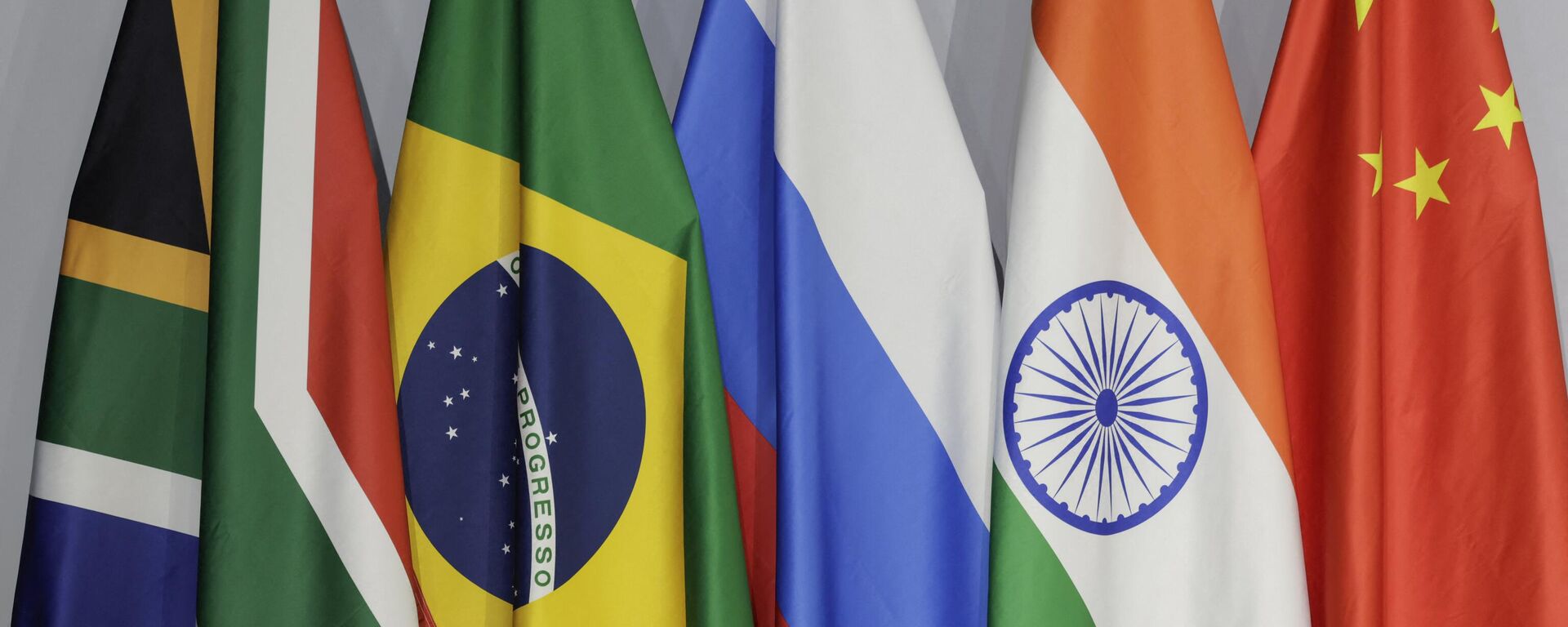 Panorama das bandeiras (da esquerda para a direita) da África do Sul, Brasil, da China, da Índia e da Rússia, durante Cúpula do BRICS de 2023 no Centro de Convenções de Sandton, em Joanesburgo, África do Sul, 24 de agosto de 2023 - Sputnik Brasil, 1920, 03.05.2024