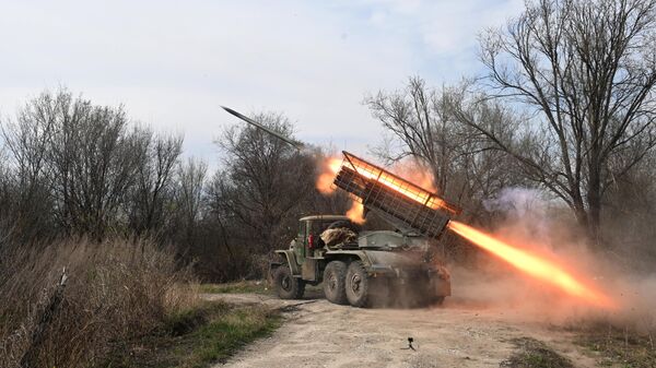 Militares russos do grupo de forças Sul efetuam disparo com lançador múltiplo de foguetes BM-21 Grad em direção a posições ucranianas em meio à operação militar russa na Ucrânia, em 3 de abril de 2024 - Sputnik Brasil