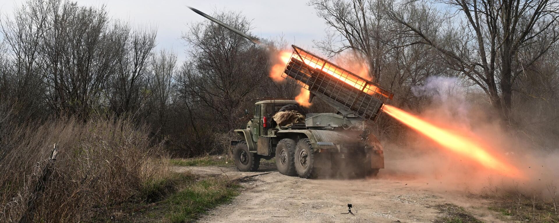 Militares russos do grupo de forças Sul disparam um lançador múltiplo de foguetes BM-21 Grad em direção a posições ucranianas em meio à operação militar russa na Ucrânia. Rússia, 3 de abril de 2024 - Sputnik Brasil, 1920, 03.05.2024