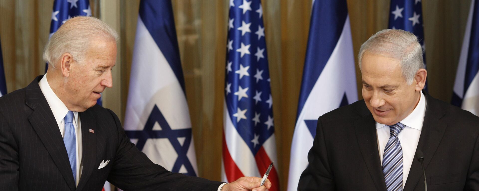 Joe Biden entrega uma caneta a Benjamin Netanyahu após sua reunião na residência do primeiro-ministro em Jerusalém. Israel, 9 de março de 2010 - Sputnik Brasil, 1920, 24.04.2024