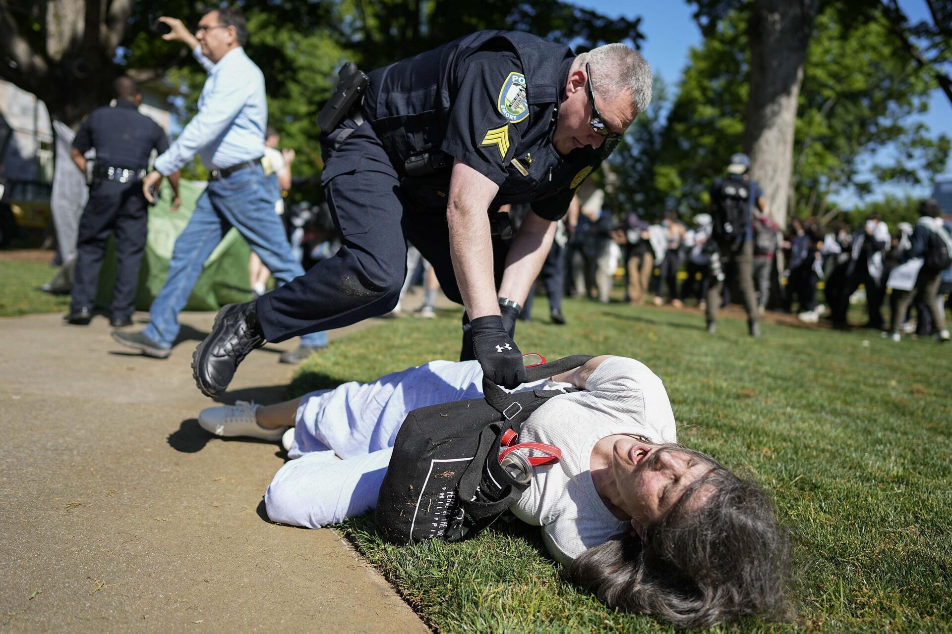 Policial detém um manifestante no campus de universidade em Atlanta, nos Estados Unidos, 25 de abril de 2024 - Sputnik Brasil, 1920, 26.04.2024
