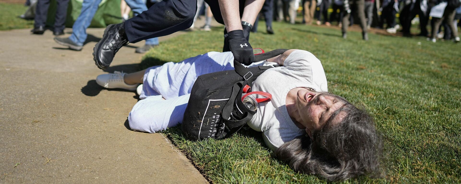 Policial detém manifestante no campus de universidade em Atlanta, nos Estados Unidos. Atlanta, 25 de abril de 2024 - Sputnik Brasil, 1920, 25.04.2024