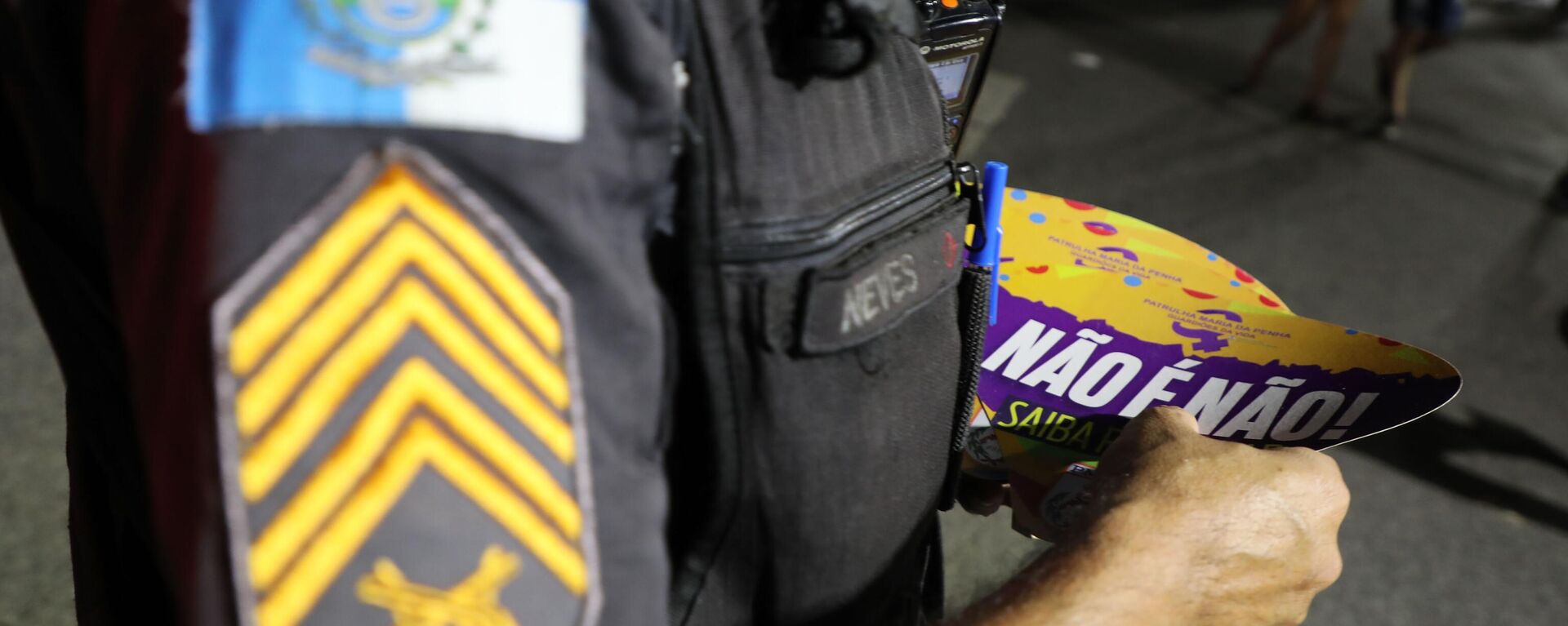 Policiais militares do Rio de Janeiro distribuem folhetos de campanha para coibir a violência contra a mulher no estado fluminense, em 20 de abril de 2022 - Sputnik Brasil, 1920, 04.07.2024