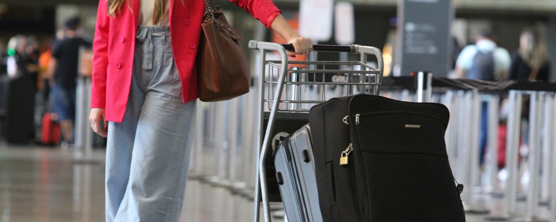 Passageira a caminho do check-in no terminal 2 do aeroporto internacional de São Paulo. Guarulhos, 3 de maio de 2022 - Sputnik Brasil, 1920, 29.11.2024