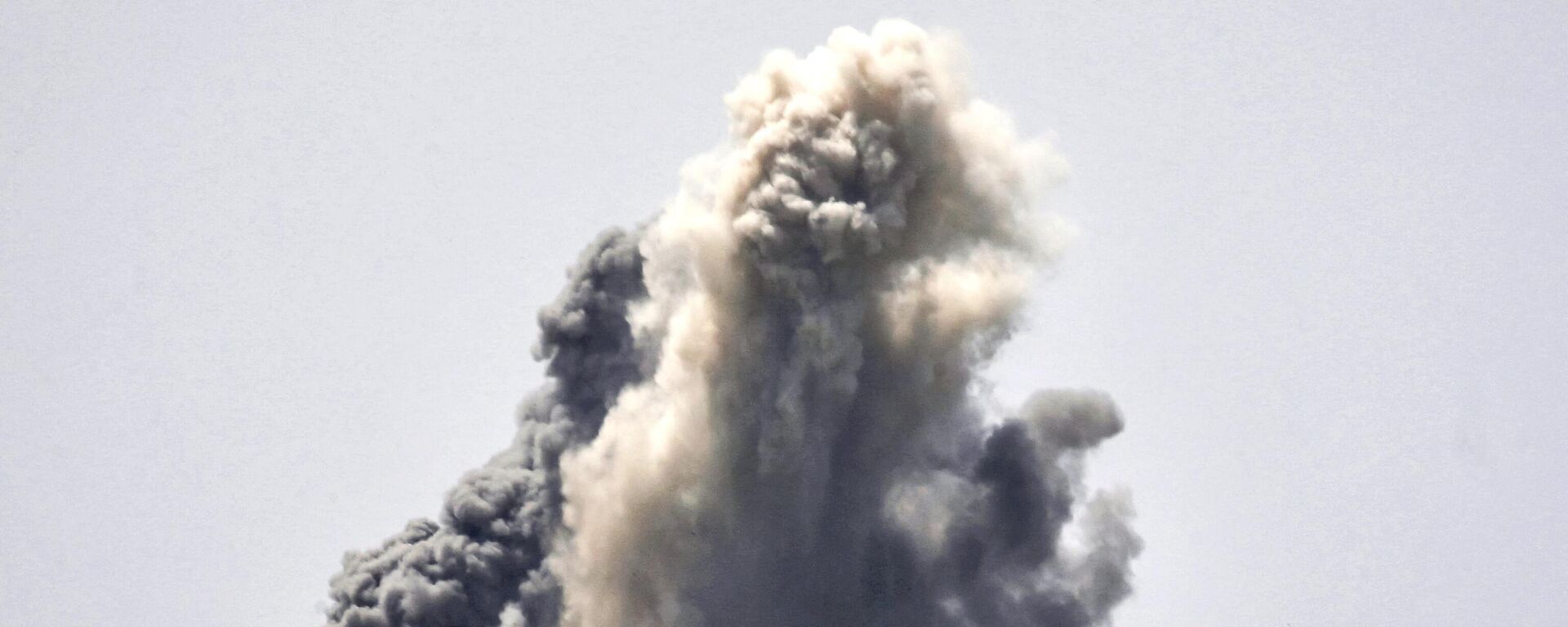 Nuvens de fumaça explodem durante o bombardeio israelense na vila de Alma al-Shaab, no sul do Líbano, em 25 de abril de 2024 - Sputnik Brasil, 1920, 26.04.2024