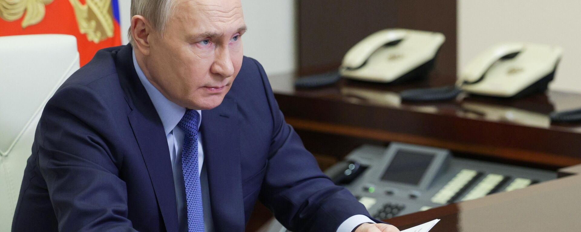 O presidente russo, Vladimir Putin, realiza uma reunião sobre questões econômicas por videoconferência na residência estatal de Novo-Ogaryovo, nos arredores de Moscou, na Rússia, 27 de abril de 2024 - Sputnik Brasil, 1920, 27.04.2024