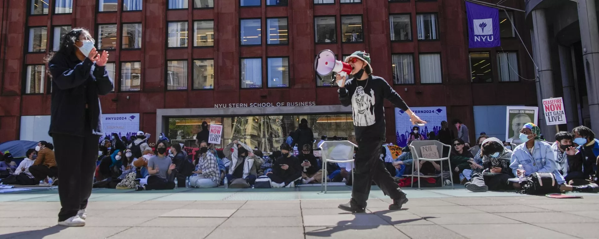 Estudantes da Universidade de Nova York e apoiadores pró-palestinos se manifestam em frente ao prédio da NYU Stern School of Business, 22 de abril de 2024, em Nova York - Sputnik Brasil, 1920, 04.07.2024