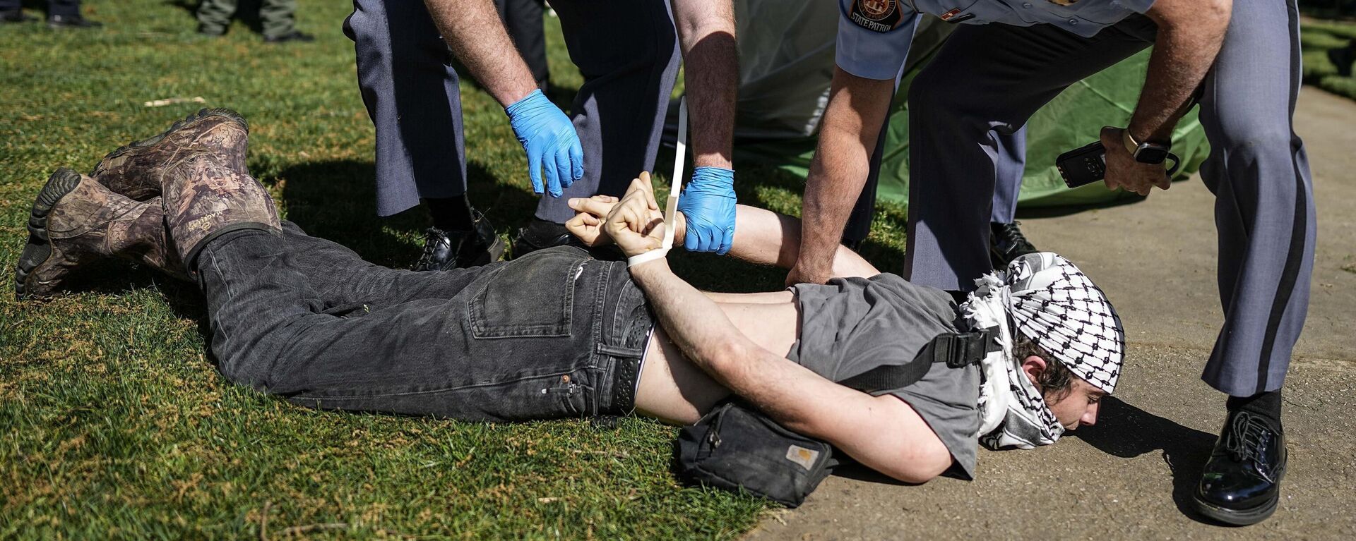 Oficiais da Patrulha do Estado da Geórgia detêm um manifestante no campus da Emory University durante uma manifestação pró-Palestina na quinta-feira, 25 de abril de 2024, em Atlanta - Sputnik Brasil, 1920, 27.04.2024