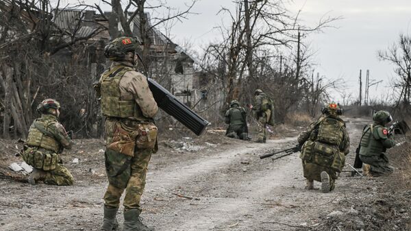 Militares russos operam dentro dos limites de Chasov Yar, diz chefe da república de Donetsk (VÍDEO)