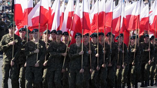 Membros das Tropas de Defesa Territorial voluntárias marcham com bandeiras da Polônia em celebração ao Dia do Exército Polonês, em Varsóvia. Polônia, 15 de agosto de 2023 - Sputnik Brasil