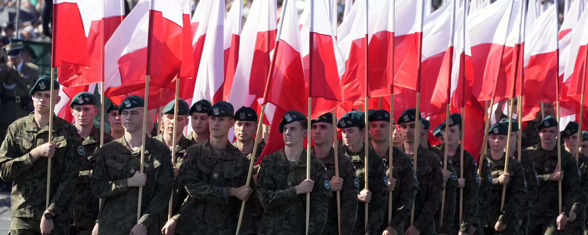 Membros das Tropas de Defesa Territorial voluntárias marcham com bandeiras da Polónia em celebração do Dia do Exército Polonês, em Varsóvia, Polônia, 15 de agosto de 2023 - Sputnik Brasil, 1920, 01.09.2024