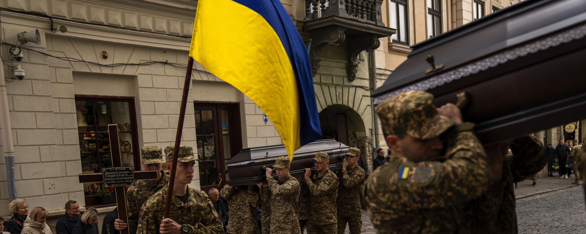 Em Lvov, soldados ucranianos carregam caixões de militares mortos. 16 de abril de 2024.

 - Sputnik Brasil, 1920, 24.05.2024