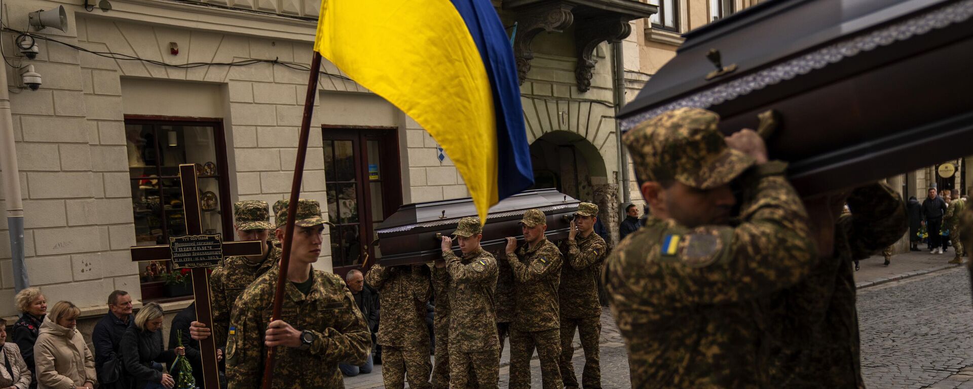 Em Lvov, soldados ucranianos carregam caixões de militares mortos. 16 de abril de 2024.

 - Sputnik Brasil, 1920, 29.04.2024
