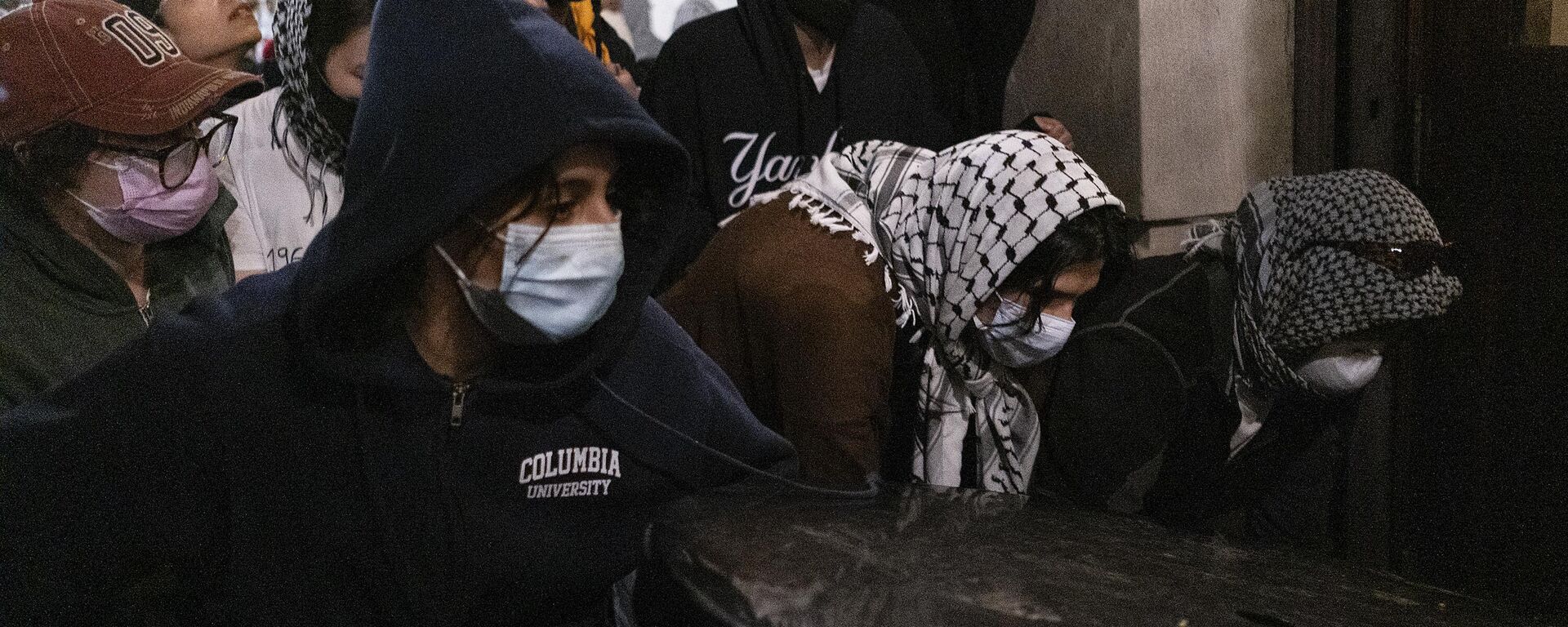 Estudantes do Acampamento de Solidariedade de Gaza bloqueiam a entrada do Hamilton Hall na Universidade de Columbia depois de assumirem o controle na terça-feira, 30 de abril de 2024 - Sputnik Brasil, 1920, 30.04.2024