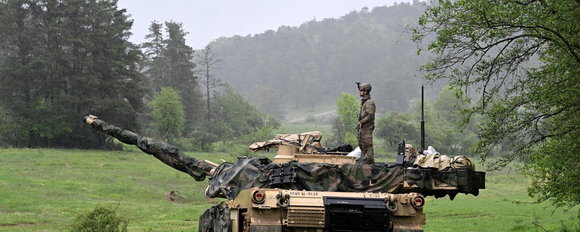 Um soldado dos EUA monta em um tanque M1A2 Abrams do Exército dos EUA durante o exercício Combined Resolve 18 na área de treinamento de Hohenfels, sul da Alemanha, em 11 de maio de 2023 - Sputnik Brasil, 1920, 30.04.2024