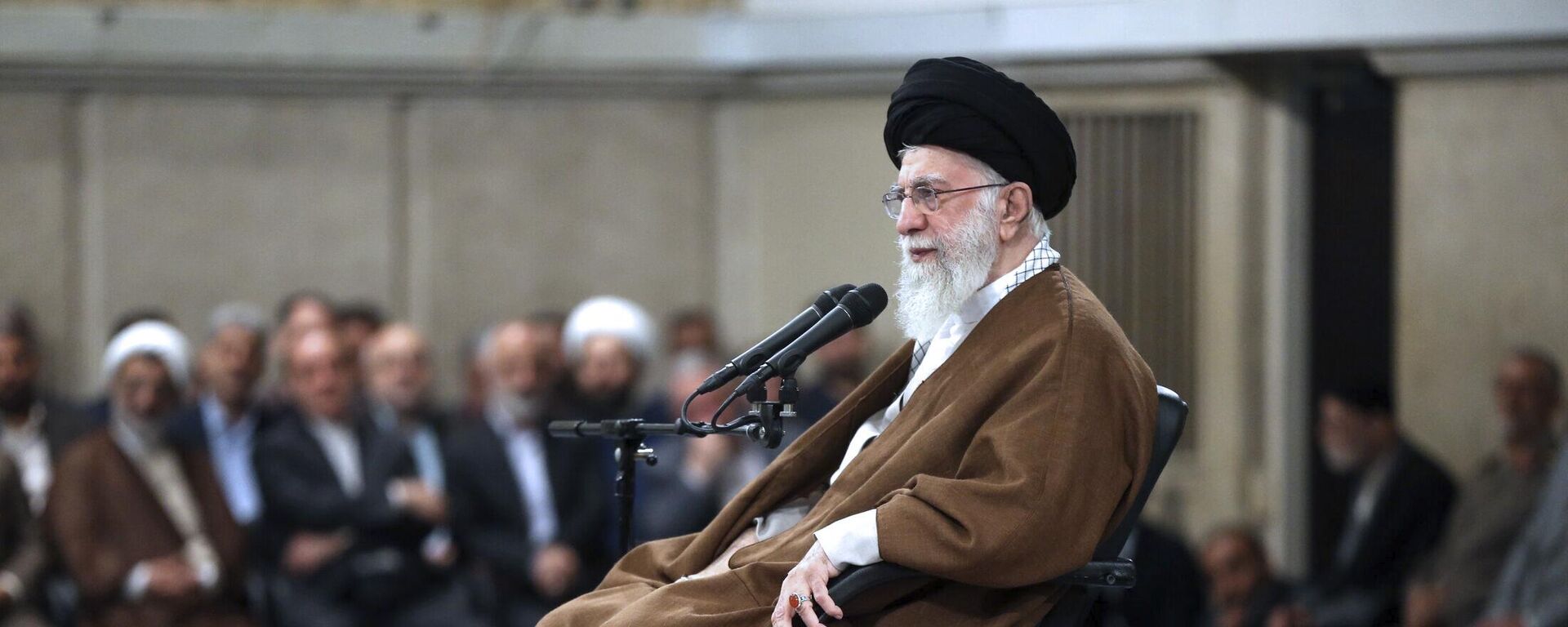 Ali Khamenei fala a professores na mesquita Imam Khomeini Hussainiyah, em Teerã. Irã, 1º de maio de 2024 - Sputnik Brasil, 1920, 01.05.2024