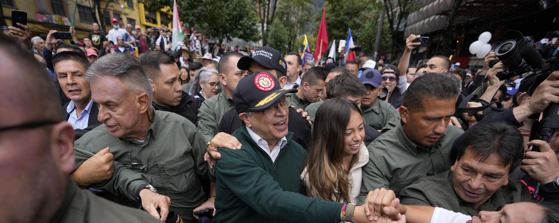 Gustavo Petro (de boné) cumprimenta apoiadores enquanto participa da marcha do Dia Internacional dos Trabalhadores em Bogotá. Colômbia, 1º de maio de 2024 - Sputnik Brasil, 1920, 01.05.2024