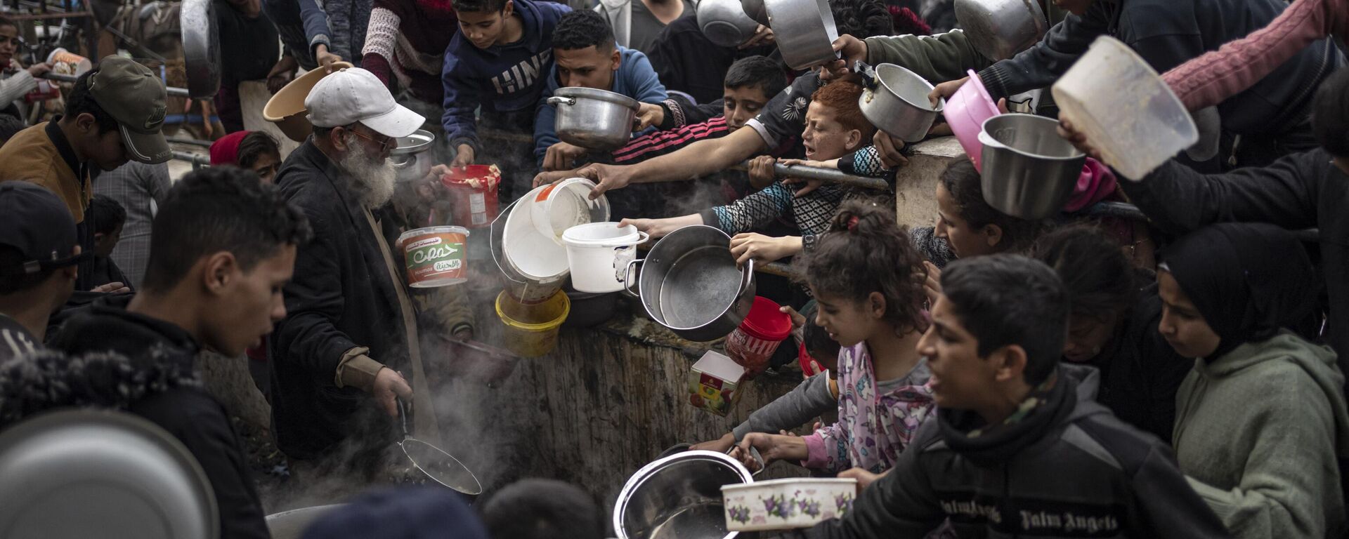 Palestinos fazem fila para uma refeição em Rafah. Faixa de Gaza, 21 de dezembro de 2023 - Sputnik Brasil, 1920, 10.05.2024