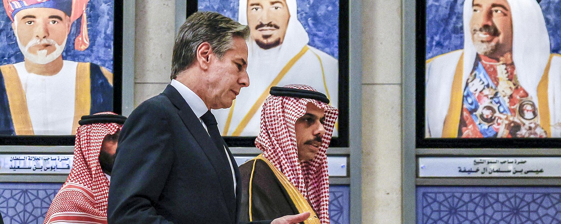 O secretário de Estado dos EUA, Antony Blinken (C), fala com o Ministro das Relações Exteriores da Arábia Saudita, príncipe Faisal bin Farhan (R), enquanto eles passam por retratos dos líderes fundadores do Conselho de Cooperação do Golfo durante a Reunião Ministerial Conjunta da Parceria Estratégica GCC-EUA, discutindo o situação humanitária em Gaza, no Secretariado do CCG em Riade, em 29 de abril de 2024 - Sputnik Brasil, 1920, 31.05.2024