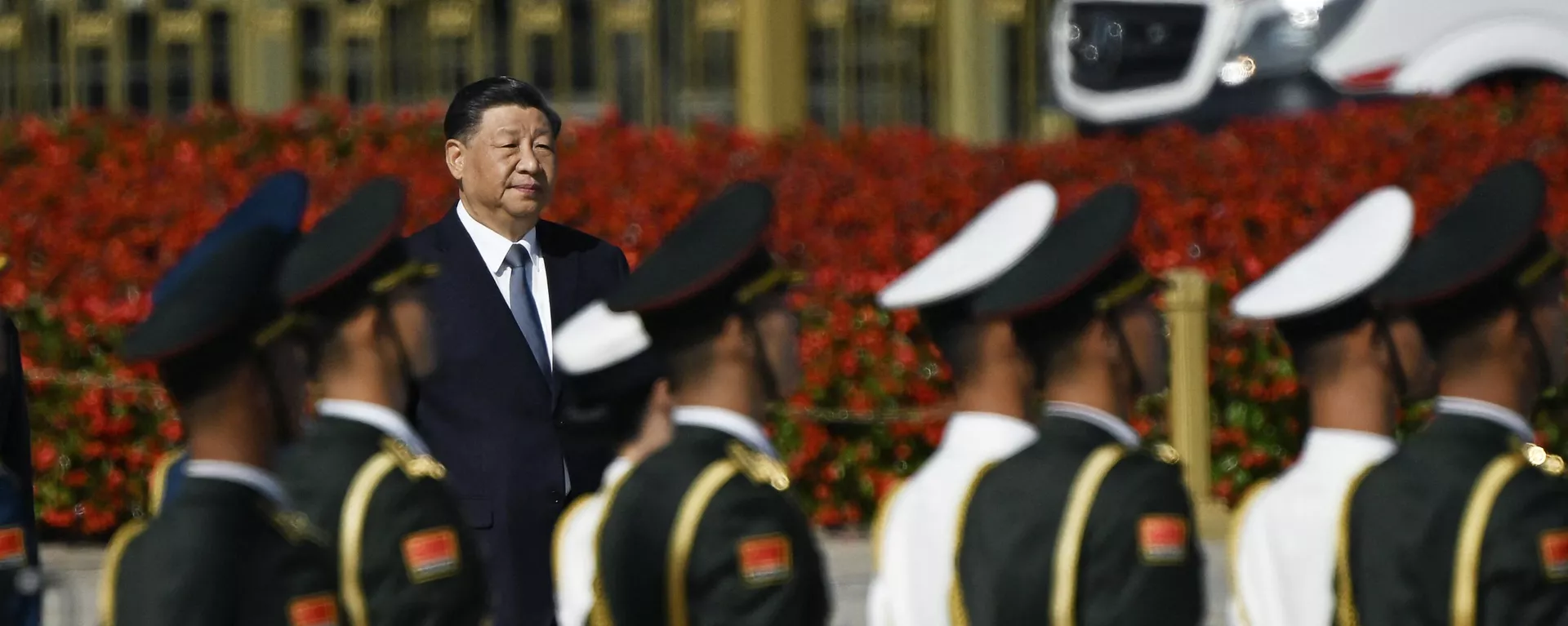 O presidente chinês Xi Jinping (topo L) chega ao Monumento aos Heróis do Povo durante uma cerimônia de colocação de coroas de flores em homenagem aos heróis nacionais falecidos no Dia dos Mártires na Praça Tiananmen, em Pequim, em 30 de setembro de 2023 - Sputnik Brasil, 1920, 02.05.2024