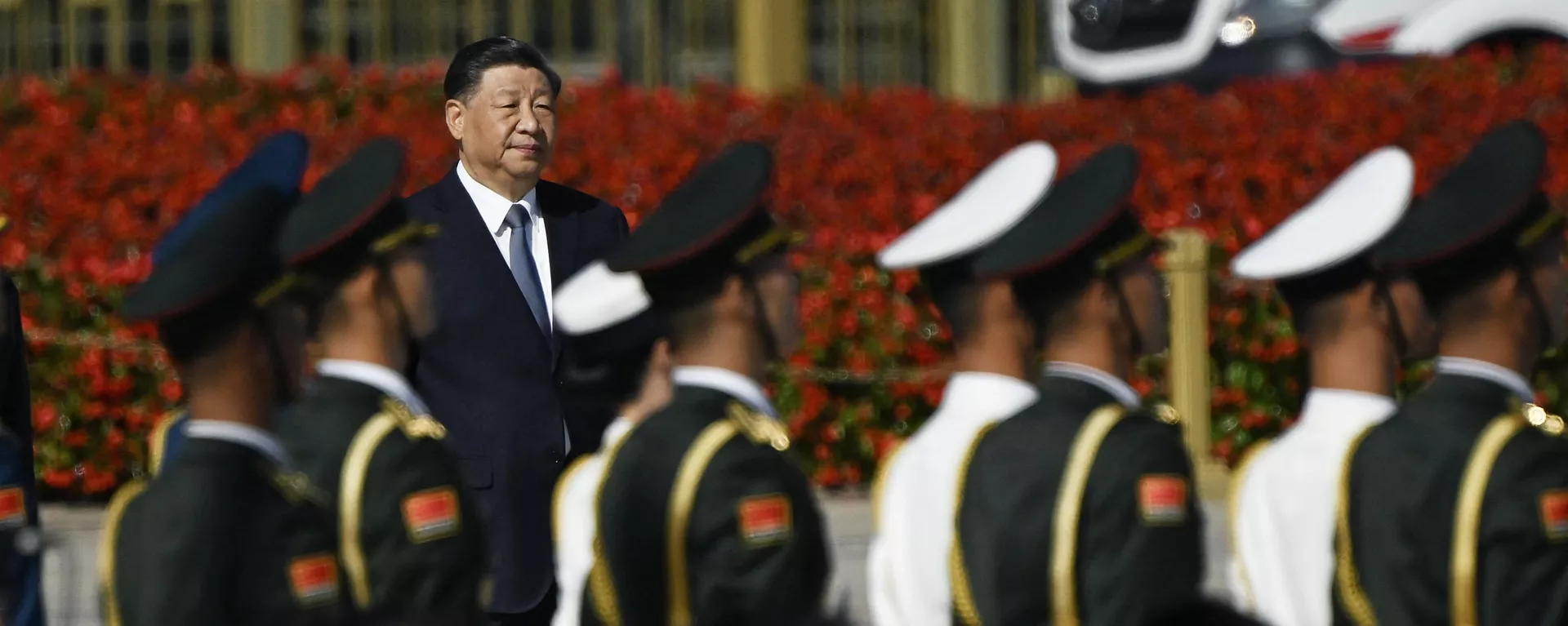 O presidente chinês Xi Jinping (topo L) chega ao Monumento aos Heróis do Povo durante uma cerimônia de colocação de coroas de flores em homenagem aos heróis nacionais falecidos no Dia dos Mártires na Praça Tiananmen, em Pequim, em 30 de setembro de 2023 - Sputnik Brasil, 1920, 02.05.2024