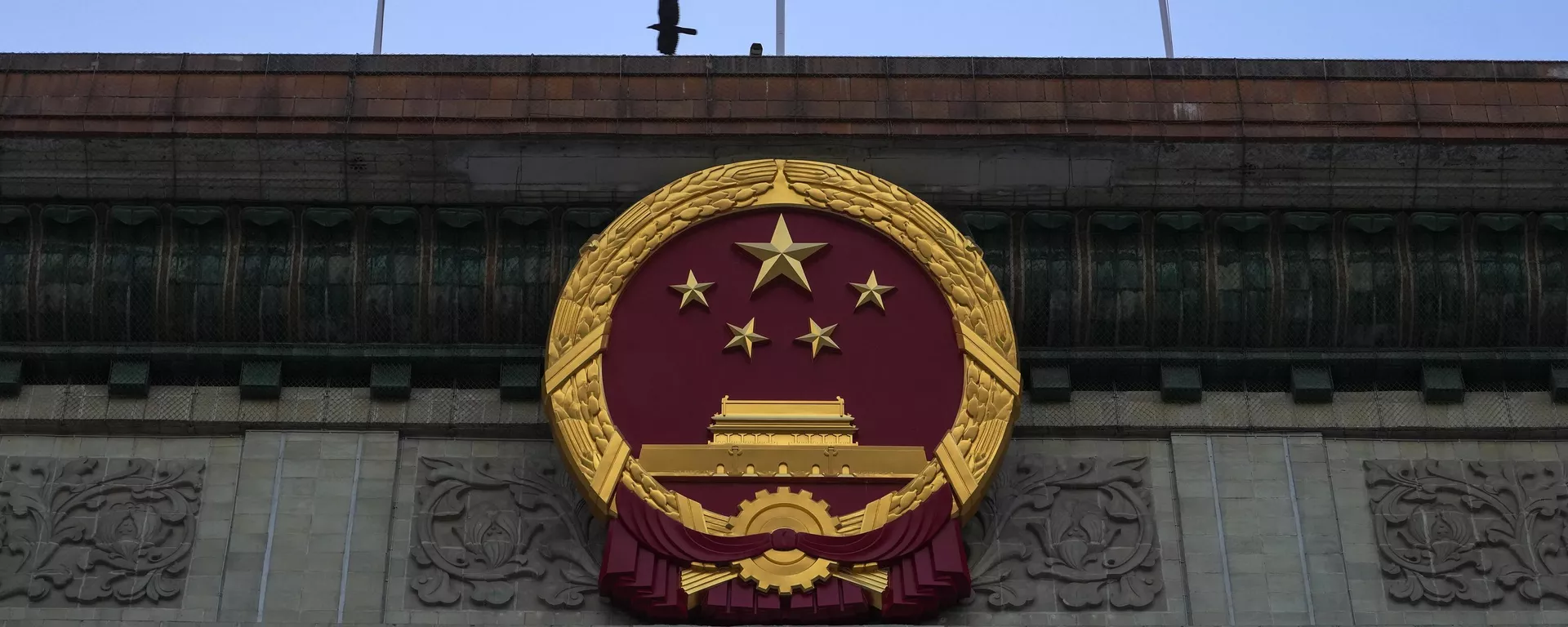 Pássaros passando voando pelas bandeiras chinesas que tremulam sobre o emblema nacional chinês fora do Grande Salão do Povo em Pequim, 3 de março de 2023 - Sputnik Brasil, 1920, 02.05.2024