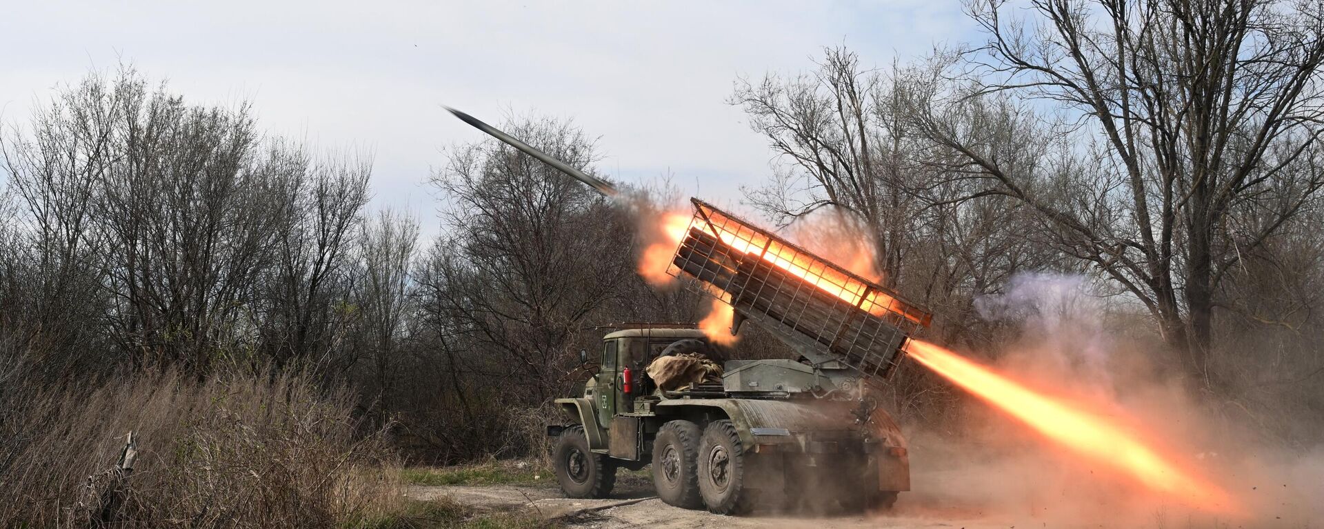 O sistema de lançamento múltiplo de foguetes Grad (MLRS) do Grupo de Forças do Sul dispara contra posições das tropas ucranianas na zona de operação militar especial - Sputnik Brasil, 1920, 30.06.2024