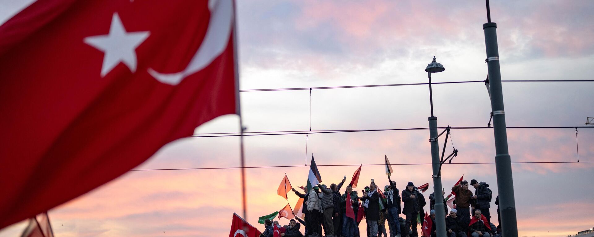 Milhares de pessoas se manifestam para mostrar solidariedade ao povo palestino em meio à guerra em curso entre Israel e o grupo palestino Hamas no enclave de Gaza, na ponte Galáta. Istambul, 1º de janeiro de 2024 - Sputnik Brasil, 1920, 02.05.2024