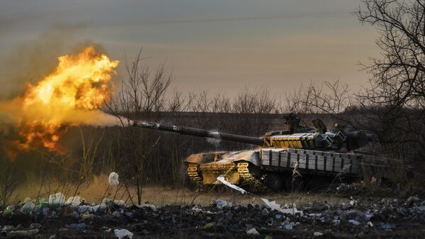 Tanque ucraniano da 17ª Brigada de Tanques dispara contra posições russas em Chasov Yar, em 29 de fevereiro de 2024 - Sputnik Brasil